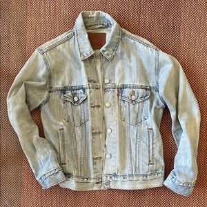 Levi’s Light Wash Denim Trucker Jacket